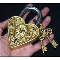 Herz Form Schädel Vorhängeschloss | Totenkopf Messing Antik Design Türschloss Goldenes Piraten Thema Dekoration von DeepEnlightenment