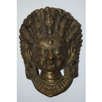 Nazar Battu Wanddeko Skulptur | Messing Mahakal Gesichtsmaske Wandbehang Angry Buddha Wandaccessoires von DeepEnlightenment