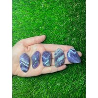 Natürlicher Chevron Dream Amethyst Getrommelt Polierter Kristallstein von DeesCrystalCreations