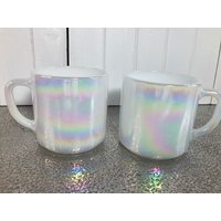 2, Bundesglas, Kaffeetassen, Aurora Borealis, D-Griff, Schillerndes Weißes Milchglas, Perlglanz, Opal, Sammlerstück, Vintage, Mondschein von DeesNewOldGems