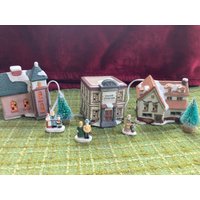 3 Häuser, Beleuchtet, Weihnachten, Cottage, Hütte, Weihnachtsmann, Tischplatte, Vintage, Elektrisch, Keramik, Haus, Winter, Sammlerstück, Lampe von DeesNewOldGems