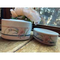 Badezimmer Set, Zahnbürstenhalter, Seifenschale, Toscany Collection Rosa, Blaue Iris, Blumen, Made in Japan Vintage von DeesNewOldGems