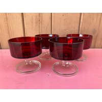 Dessertbecher Set Von 4 - Rubinrotem Glas Luminarc Cavalier Dessert, Champagner Stiel Glaswaren Vintage von DeesNewOldGems