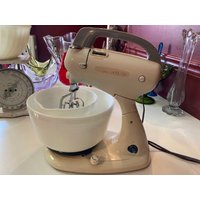Hamilton Beach Stand Mixer Zwei Milchglas Pyrex Schüsseln Mid Century Küche Vintage Blender Mixmaster 9 Geschwindigkeitsstufen von DeesNewOldGems