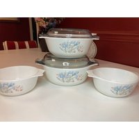 Pyrex Blue Iris Runde Kasserolle Mit Deckeln Blaue Blume Orange Rost 6 Stück Vintage England von DeesNewOldGems