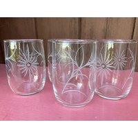Saftgläser Getränkegläser Weiße Blume Stern Starburst Runder Boden Vintage 4Er Set von DeesNewOldGems