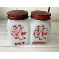 Salz Pfefferstreuer Milchglas Hazel Atlas Usa Rot Segelboot Nautik Land Küche Cottage Vintage Glas Behälter Aufbewahrung von DeesNewOldGems