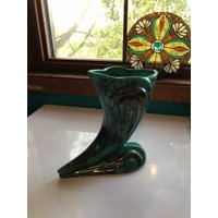 Vintage Ceramicraft Füllhorn Übertopf Handgemachte Grün Glasierte Vase Vintage Ceramicraft Füllhorn Übertopf Handgemachte Grün Glasierte Vase von DeesNewOldGems