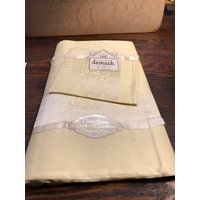 Vintage Gelbe Damast Tischdecke Und 4 Passende Servietten Vintage Gelbe Damast Tischdecke Und 4 Passende Servietten von DeesNewOldGems