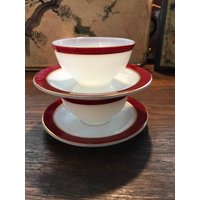 Vintage Pyrex Teetasse Und Untertasse Set Flamingo Rot & Goldrand Vintage Pyrex Teetasse Und Untertasse Set Flamingo Rot & Goldrand von DeesNewOldGems