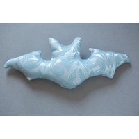 Batty Blaues Kissen in Fledermaus-Form von DeflatedMouse