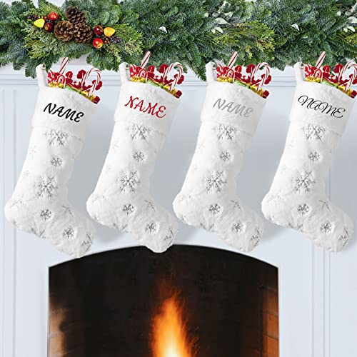 Deggodech Personalisierter Weihnachtsstrumpf Fell mit Namen Personalized Christmas Stockings Name Personalisierte Weihnachtsstrümpfee Weiß mit Schneeflocken für Weihnachten Kamin Deko 4 Stück von Deggodech