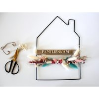 Individuelle Türdeko Haus, Personalisierbarer Türkranz Mit Trockenblumen Und Roten Pfefferbeeren, Metallobjekt Wohnaccessoire von DeinWohnLiebling