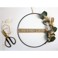 Moderner Türkranz Hereinspaziert, Personalisierbares Wohnaccessoire, Flower Hoop Loop, Trockenblumenkranz Mit Eukalyptus von DeinWohnLiebling