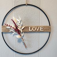 Moderner Türkranz Love Mit Trockenblumen Personalisierbar, Flower Hoop Loop, Metallring, Wohnaccessoire Aufhänger von DeinWohnLiebling
