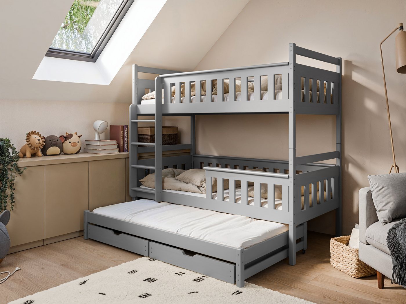 Deine Möbel 24 Etagenbett Hochbett Kinderbett Stockbett KEV für 3 Kinder 90x200 Aschgrau (Set, 3-St., Funktionsbett mit Rausfallschutz, Lattenrost und Bettkasten), aus Kiefernholz Massivholz in 2 Einzelbetten umbaubar mit Ausziehbett von Deine Möbel 24