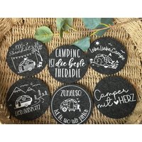 Camper Untersetzer - Camping Geschenk Idee, Wohnwagen Accessoires, Für & Vanlife Fans, Filzuntersetzer Camper Untersetzer - Camping Geschenk Idee, Wohnwagen Accessoires, Für & Vanlife Fans, Filzuntersetzer von DeinsMeinsManufaktur