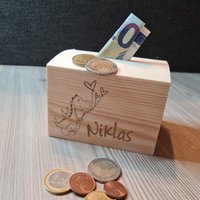 Spardose Truhe Drache - Mit Name Personalisiert von Deisterwerke