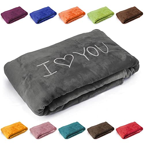 Kuscheldecke 'I Love You', Geschenk zu Valentinstag, Geburtstag, Hochzeitstag, hochwertig Bestickt, 200cm x 150cm extra weiche und gemütliche Sofadecke/Wohndecke, hochwertiges Fleece (Anthrazit) von Deitert