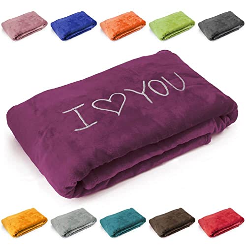 Kuscheldecke 'I Love You', Geschenk zu Valentinstag, Geburtstag, Hochzeitstag, hochwertig Bestickt, 200cm x 150cm extra weiche und gemütliche Sofadecke/Wohndecke, hochwertiges Fleece (Beere) von Deitert