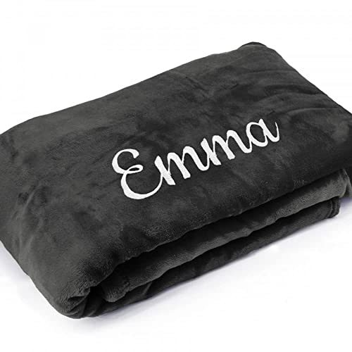 Kuscheldecke XXL mit Namen oder Wunschtext Bestickt - extra große 240x220 cm gemütliche Sofadecke Wohndecke, weiches Fleece, personalisiertes Geschenk für Männer und Frauen - Graphit Kuscheldecke XXL mit Namen oder Wunschtext Bestickt - extra große 240x220 cm gemütliche Sofadecke Wohndecke, weiches Fleece, personalisiertes Geschenk für Männer und Frauen - Graphit von Deitert