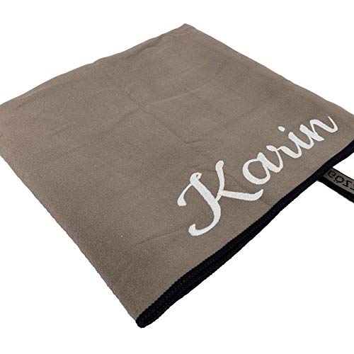 Sporthandtuch mit Name oder Wunschtext Bestickt, Mikrofaser Handtuch - ideal als Fitnesshandtuch, Badehandtuch, Reisehandtuch & Strandtuch, kompakt, leicht & schnelltrocknend, 70 x 140 cm Taupe von Deitert