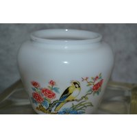 Avon-Dynastie/Weiß Milchglas Ginger Jar Vogel Dekorative Vase Dynastie Avon Milch Glas Weiß Rot Gelb von DejaVuDeco