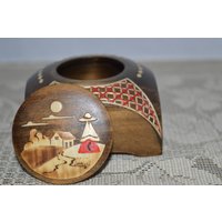 Holzkiste/Deckel Kreuz Und Quer Entwurf Home Szene Quadrat Detaillierte Komplizierte Schreibtisch Büro Dekoriert Platz Kasten Holzkiste/Deckel Kreuz Und Quer Entwurf Home Szene Quadrat Detaillierte Komplizierte Schreibtisch Büro Dekoriert Platz Kasten von DejaVuDeco