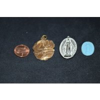 Kunststoff Religiöse Medaillen/Set Von Drei Gold Kleine Blume Jesu St. Therese Silber Virgin Mary Oval Blau Medaille von DejaVuDeco