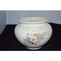 Mudco Keramik Vase/Elfenbein Hergestellt in Usa Floralen Motiv Blumen Keramikvase Kurze Runde Hand Aus von DejaVuDeco