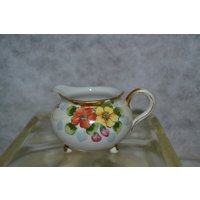 Weiß Milchkännchen/Krug Pink Gelb Blumen Gold Trim Leichtfüßig Weiß Kaffee Sahne Foral Runde von DejaVuDeco