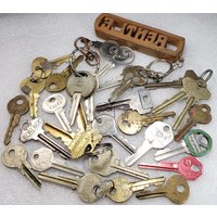 30 Vintage Schlüssel Vorhängeschloss Zimmerschlüssel Türschlüssel Gm-Schlüssel Alte Messing Aluminium Stahl Mixed Key Lot von DejavuMadeForYou