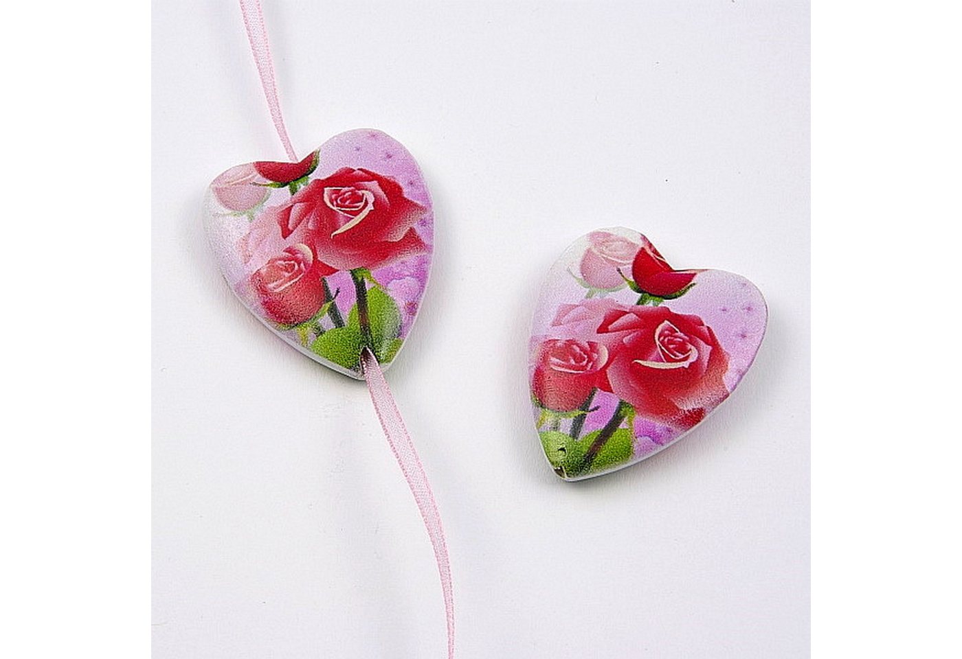 Deko AS Dekoobjekt Dekoherz aus Holz - mit Rosenmotiv - mit Loch zum Auffädeln - 5.5 c… (12 St., 1 Beutel mit 12 Stück), Dekoherzen aus Holz zum Auffädeln von Deko AS