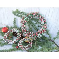 Beerenkranz Beschneit 3 Größen Künstlich Beerenring Schnee Türkranz Zum Hängen Am Juteband Beerenkranz Beschneit 3 Größen Künstlich Beerenring Schnee Türkranz Zum Hängen Am Juteband von DekoBastelnGirlanden