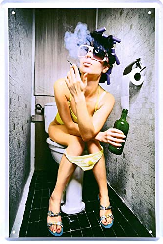 DekoDrom® Blechschild 20x30 cm Pin up Girl raucht + trinkt auf Toilette WC Zigarette witzig Bar Schild von DekoDrom