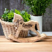 Deko Schaukelpferd Mit Name 17cm | Personalisiertes Baby Geschenk von DekoGuru