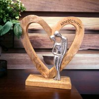 Liebespaar Mit Herz - Personalisiertes Hochzeitsgeschenk Aus Holz Und Metall, Gravur Namen & Datum, Geschenk Zum Hochzeitstag von DekoGuru