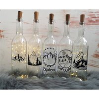 Personalisierbare Leuchtflasche Berge Weltenbummler Reiseliebhaber Geschenk Reisen Abschiedsgeschenk Dekoration Alpen Urlaub Wohnmobil von DekoKompass