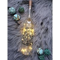 Personalisierbare Leuchtflasche Happy 16. 18. 20. 25. 30. 40. 50. Birthday Geburtstag Geschenk Freundin Schwester Mama Frau Personalisierbare Leuchtflasche Happy 16. 18. 20. 25. 30. 40. 50. Birthday Geburtstag Geschenk Freundin Schwester Mama Frau von DekoKompass