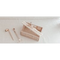Gedrehte Stabkerze | Swirl Candle Handgemachte Rapswachs Kerze Für Adventskranz Set Tafelkerze von DekoLoveDesign
