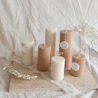 Gerippte Säulenkerze | Kerze Mit Rillen Im Set Stumpenkerze Geriffelt Tischdekoration von DekoLoveDesign