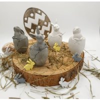 Beton Deko Ostern Osterhase Hasi Im Ei Grau Oder Weiß von DekoOaseShop