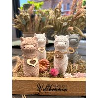 Alpakas Im 2Er Set Mit Herzanhänger Aus Holz. Erhältlich in Den Farben Weiß, Grau Und Beige Alpakas Im 2Er Set Mit Herzanhänger Aus Holz. Erhältlich in Den Farben Weiß, Grau Und Beige von DekoRaumShop