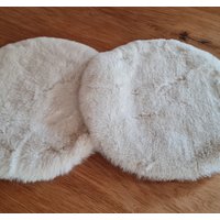 Flauschige Sitzauflage Sitzfell Dekofell Kunstfell Fell Sitzkissen Kissen Auflage Rund Elfenbein - Creme Weiß Wohlfühlen Flauschige Sitzauflage Sitzfell Dekofell Kunstfell Fell Sitzkissen Kissen Auflage Rund Elfenbein - Creme Weiß Wohlfühlen von DekoWohlfuehlen