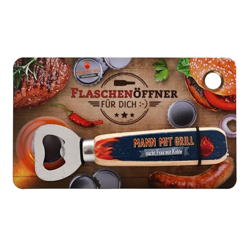 Dekohelden24 Flaschenöffner aus Eichenholz und Edelstahl, Griff beidseitig Bedruckt. Motiv: Mann mit Grill sucht Frau mit Kohle, L/B/H: 14,3 x 1,7 x 4 cm. von Dekohelden24
