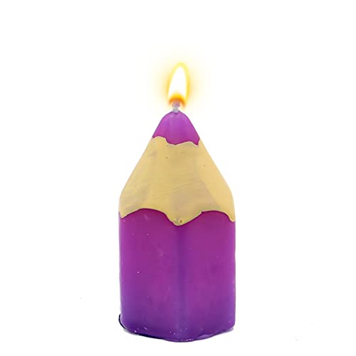 Kerze als lilaner Stift/Stiftkerze in lila, als Tischdekoration für Schulanfang/Schuleinführung/Geburtstag, L/B/H 4,5 x 4,5 x 8 cm. von Dekohelden24