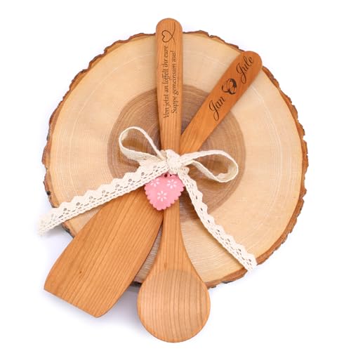 Dekolando Personalisiertes Kochlöffel-Set zur Hochzeit – Graviertes Kirschholz – Braut & Bräutigam Namen auf Pfannenwender – Spruch auf Löffel – Geschenk zur Hochzeit, Verlobung von DEKOLANDO