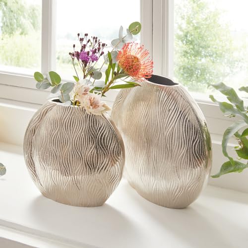 Alu-Vase „Waves“, 2er Set, 21 & 25 cm klein, Silber, oval, aus Aluminium, Deko-Tischvase, Blumenvase, Designvase von Dekoleidenschaft