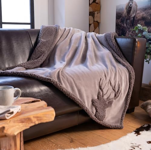 Dekoleidenschaft Kuscheldecke 130x170 cm, grau, mit Hirsch-Motiv, Rückseite Teddy-Fell in dunkelgrau, Wendedecke, weiche Sofadecke, gemütliche Couchdecke, kuschelige Wohndecke, warme Wohnzimmer-Decke von Dekoleidenschaft