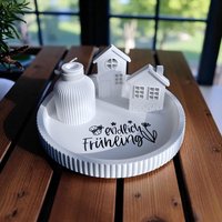 Dekoteller Endlich Frühling Set Mit Geriffelter Vase/Stabkerzenhalter Rundes Tablett Rillen Zwei Lichthäuser Strandhäuser Dekoteller Endlich Frühling Set Mit Geriffelter Vase/Stabkerzenhalter Rundes Tablett Rillen Zwei Lichthäuser Strandhäuser von Dekooline